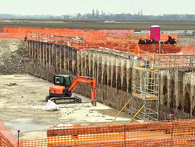 Il grande cantiere della bretella ferroviaria per l’aeroporto di Venezia, fermo da giorni