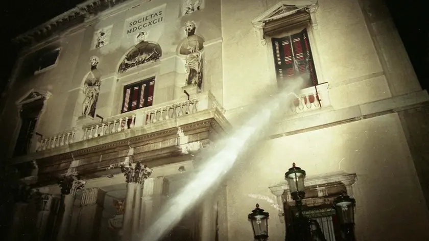 L'intervento dei vigili del fuoco la notte del 29 gennaio 1996 per spegne le fiamme che stavano divorando la Fenice