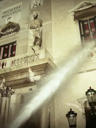 L'intervento dei vigili del fuoco la notte del 29 gennaio 1996 per spegne le fiamme che stavano divorando la Fenice