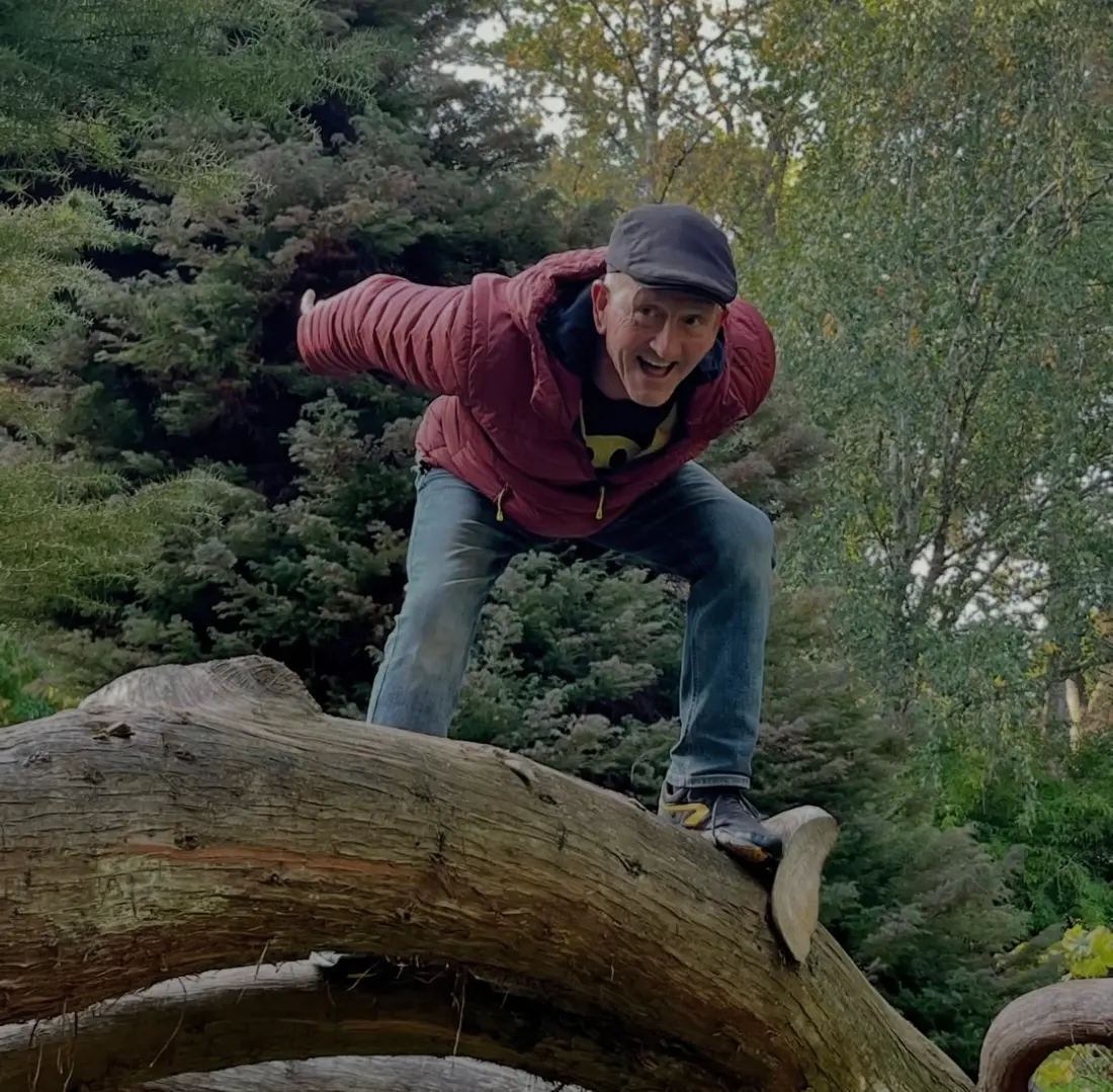 Edwards in una foto recente simula il salto dal trampolino