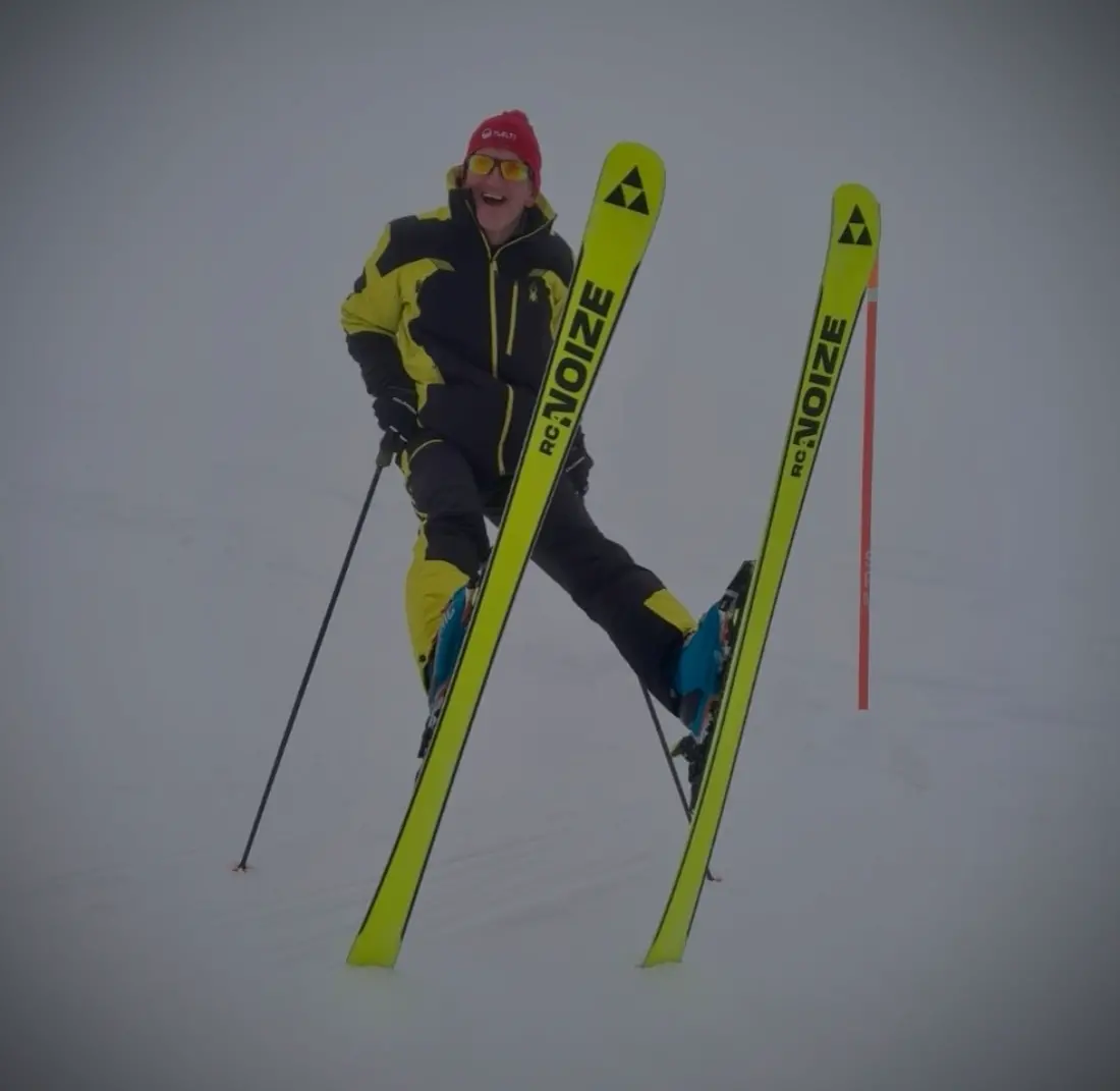 Eddie con gli sci e l'effetto ottico di un salto