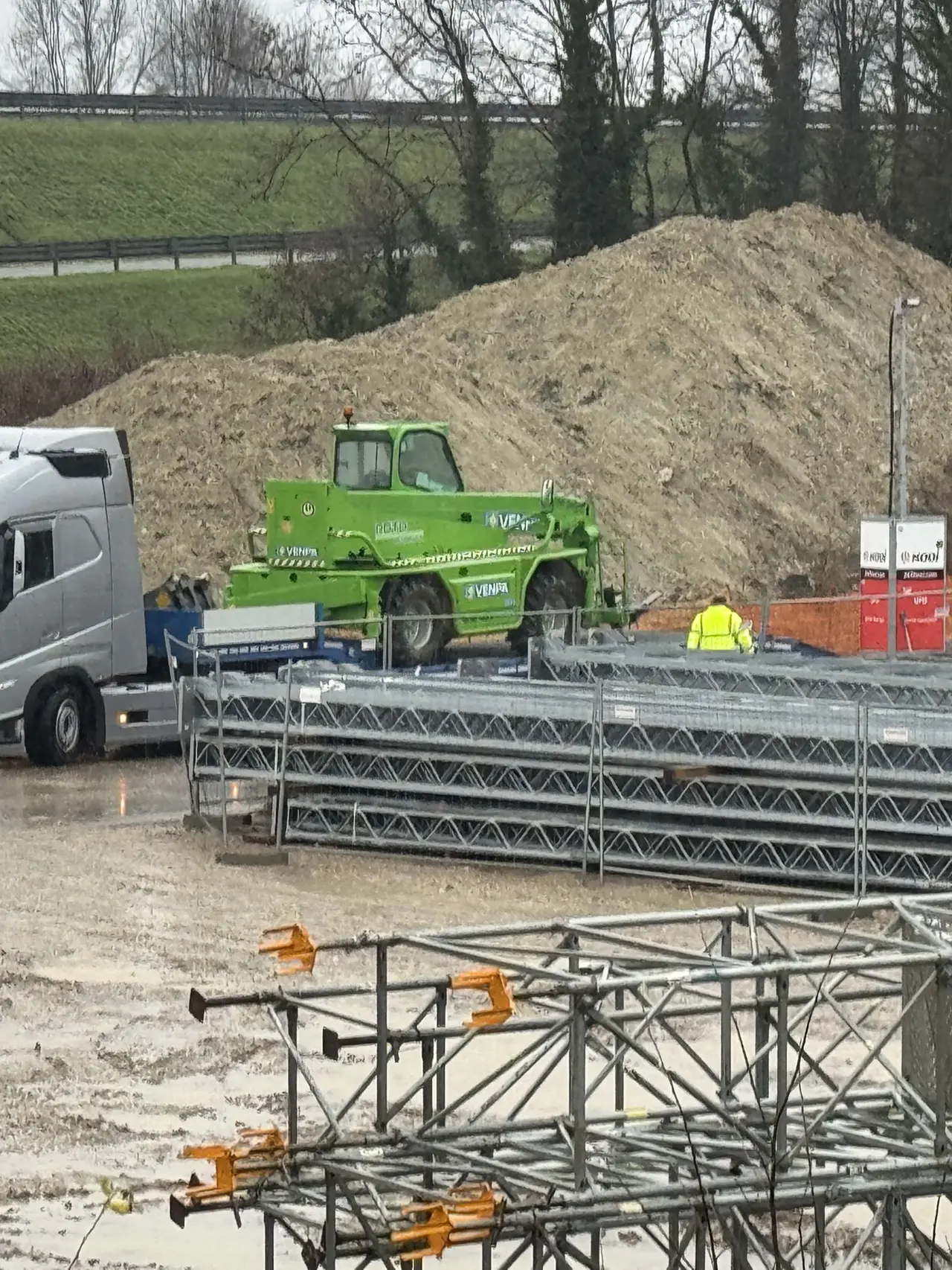 I tir portano via i macchinari dal cantiere della bretella (Foto Porcile)