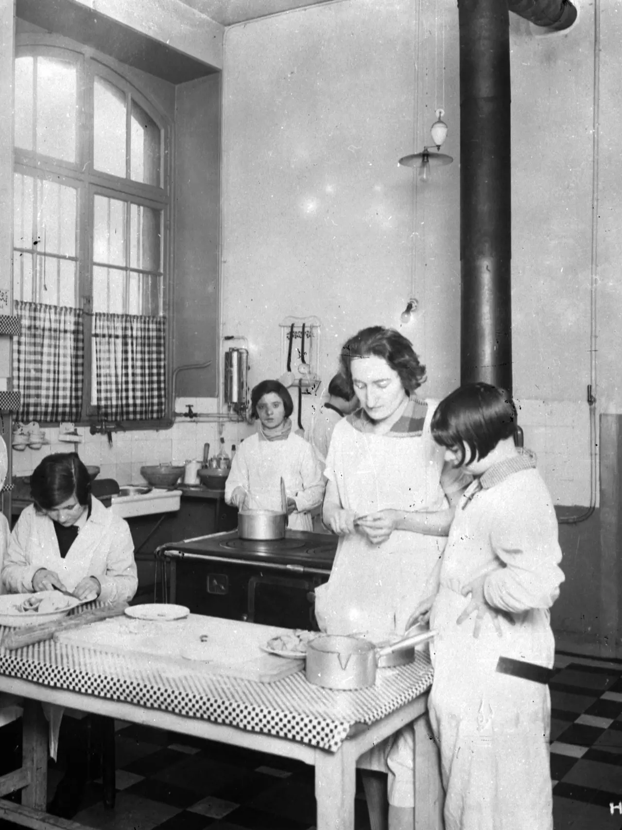 Donne al lavoro nella cucina di un ospedale maternità e di un asilo nido a Parigi, Francia. Anni Trenta del Novecento