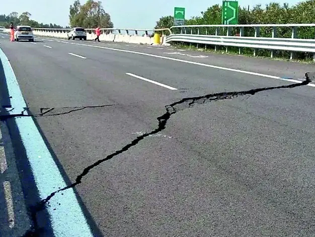 I danni sulla Autostrada A14 provocati dalla frana che ha messo a rischio l’abitato di Petacciato, in Molise