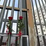 Due rose sul cancello del carcere di Padova dopo i due suicidi