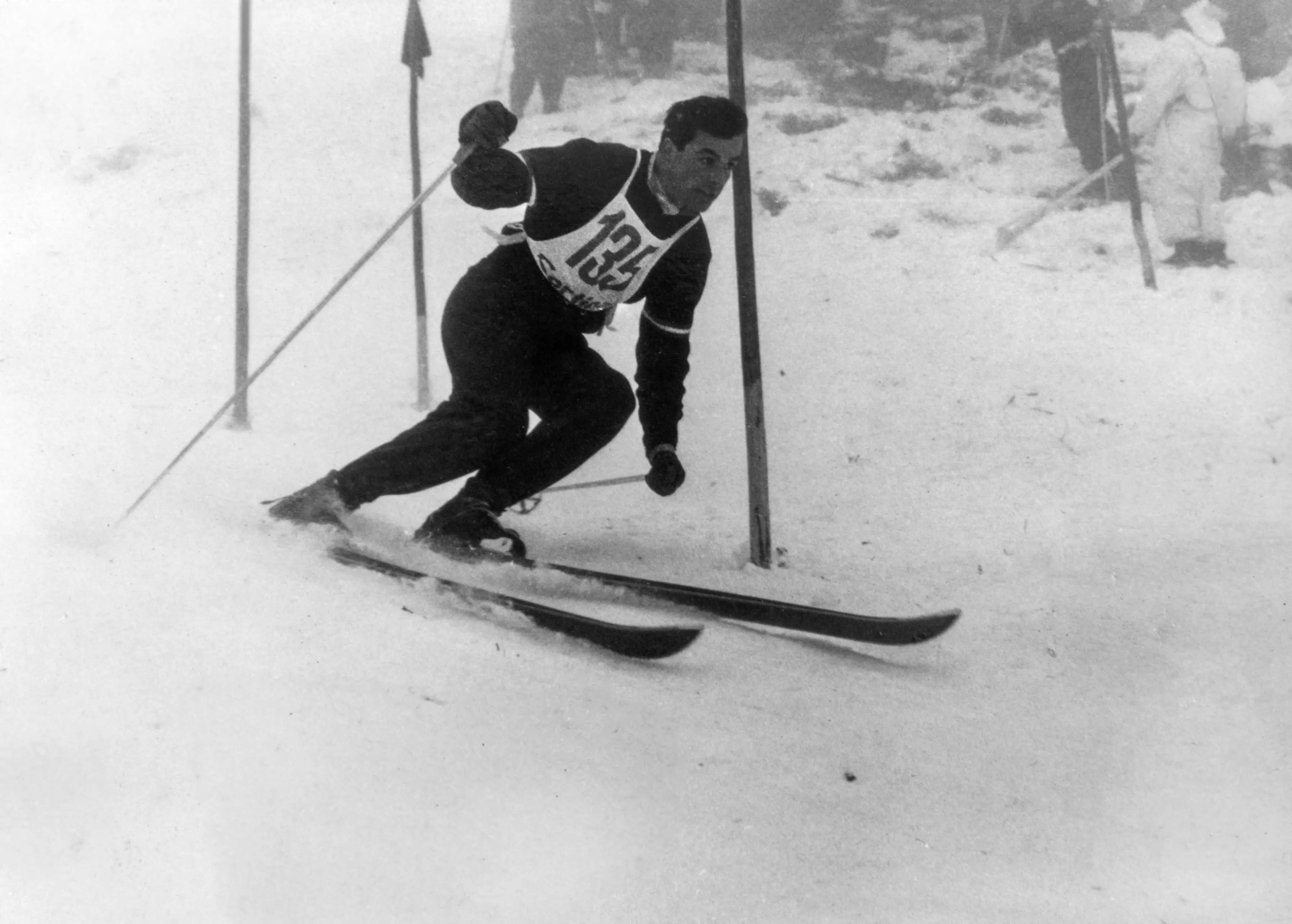 Toni Sailer impegnato nello slalom speciale. Foto Ghedina