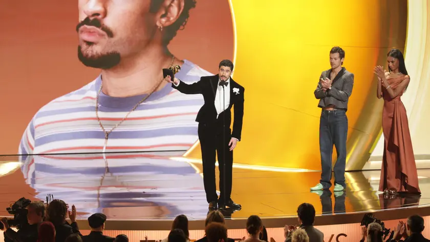 La premiazione di Bad Bunny sul palco del Crypto.com Arena di Los Angeles