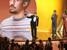 La premiazione di Bad Bunny sul palco del Crypto.com Arena di Los Angeles