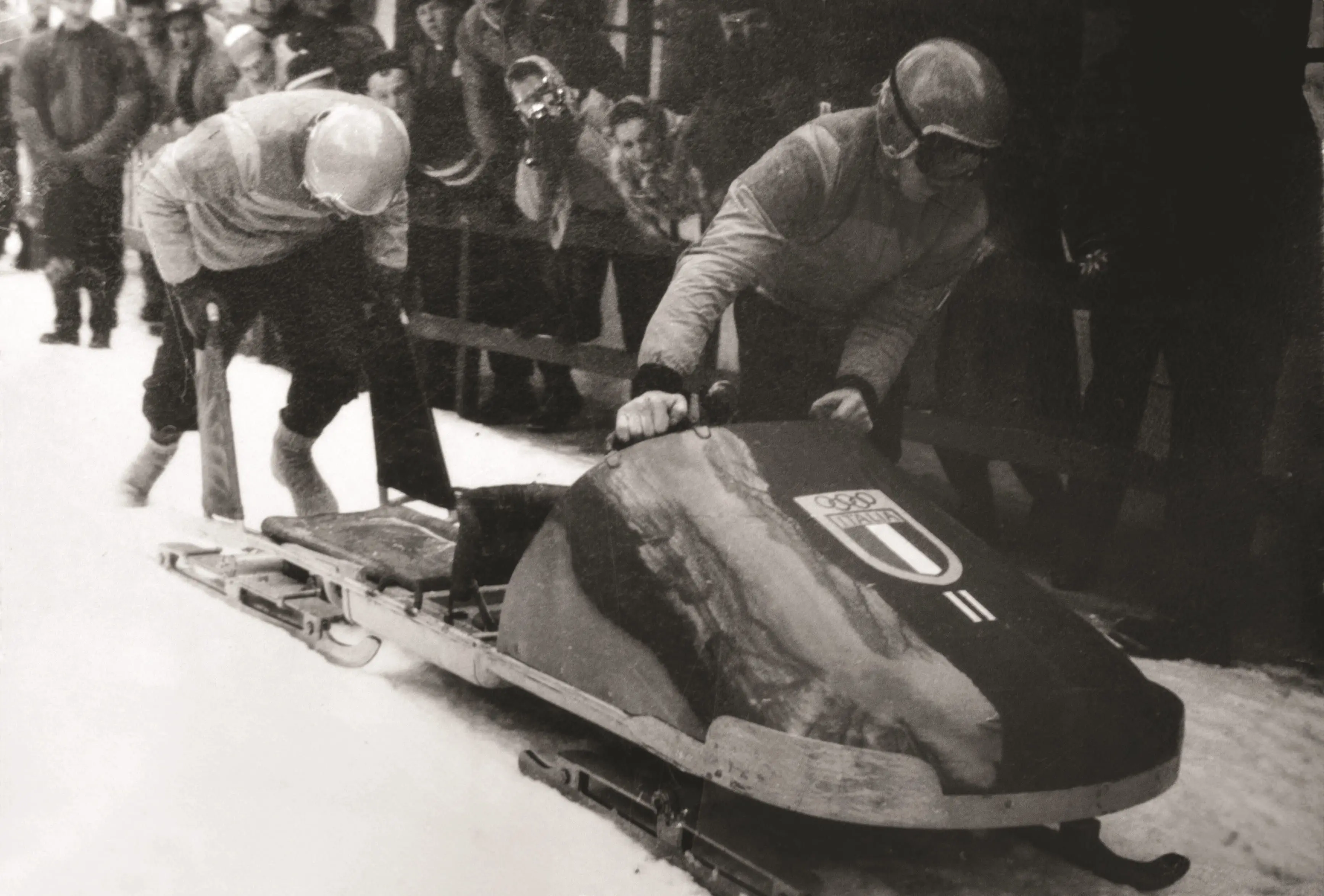 Il pilota Eugenio Monti con il frenatore Renzo Alverà nella spinta di partenza. Foto ZardinI