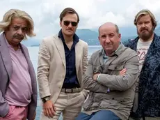 Giuseppe Battiston con Antonio Albanese e gli altri protagonisti del film "Lavoreremo da grandi"