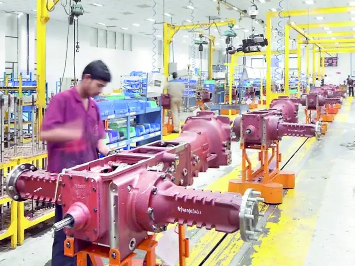 Un’immagine della produzione all’interno dello stabilimento Carraro in India