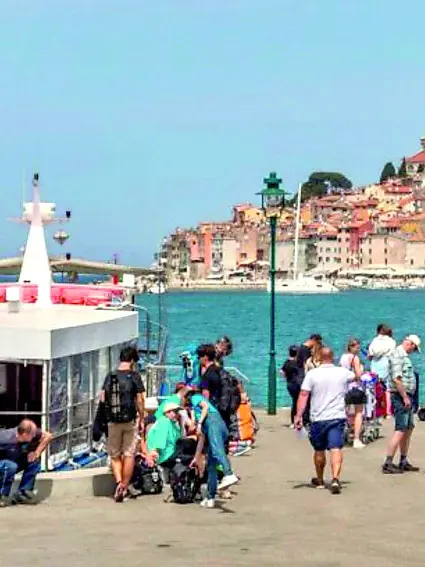 Turisti in Istria: visitatori a Rovigno in una giornata di sole (foto lavoce.hr)
