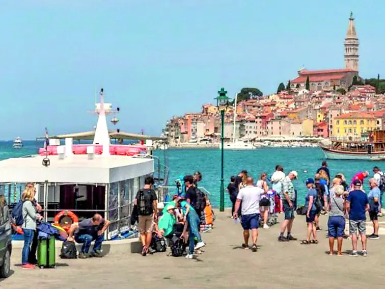 Turisti in Istria: visitatori a Rovigno in una giornata di sole (foto lavoce.hr)