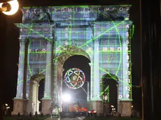 Giochi di luce all’Arco della Pace, dove arderà il braciere olimpico