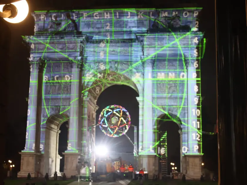 Giochi di luce all’Arco della Pace, dove arderà il braciere olimpico