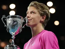 Lo sloveno Žiga Šeško con il trofeo dell'Australian Open 2026 Junior Getty Images