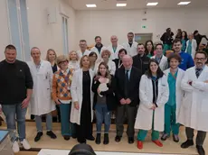 Lo staff medico con la mamma e la bambina salvata al centro