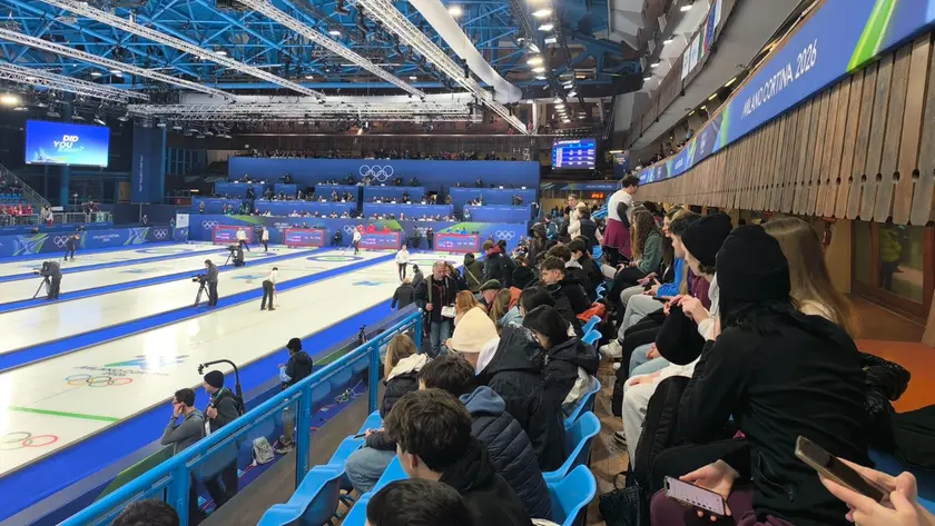 Lo stadio olimpico di Cortina ospita la prima gara di curling round robin