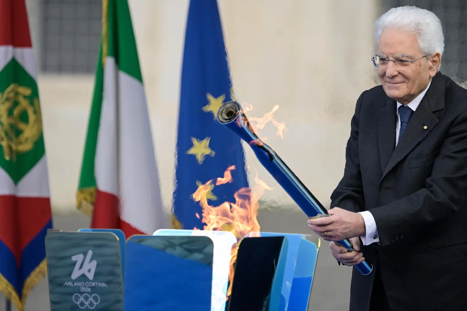 Il presidente della Repubblica Sergio Mattarella mentre accende il braciere al Quirinale i primi di dicembre del 2025