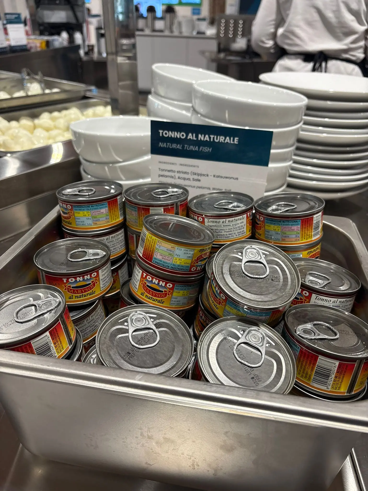 Siamo entrati nel Villaggio olimpico di Milano alla scoperta degli ambienti comuni a disposizione degli atleti che gareggeranno ai Giochi di Milano Cortina 2026.