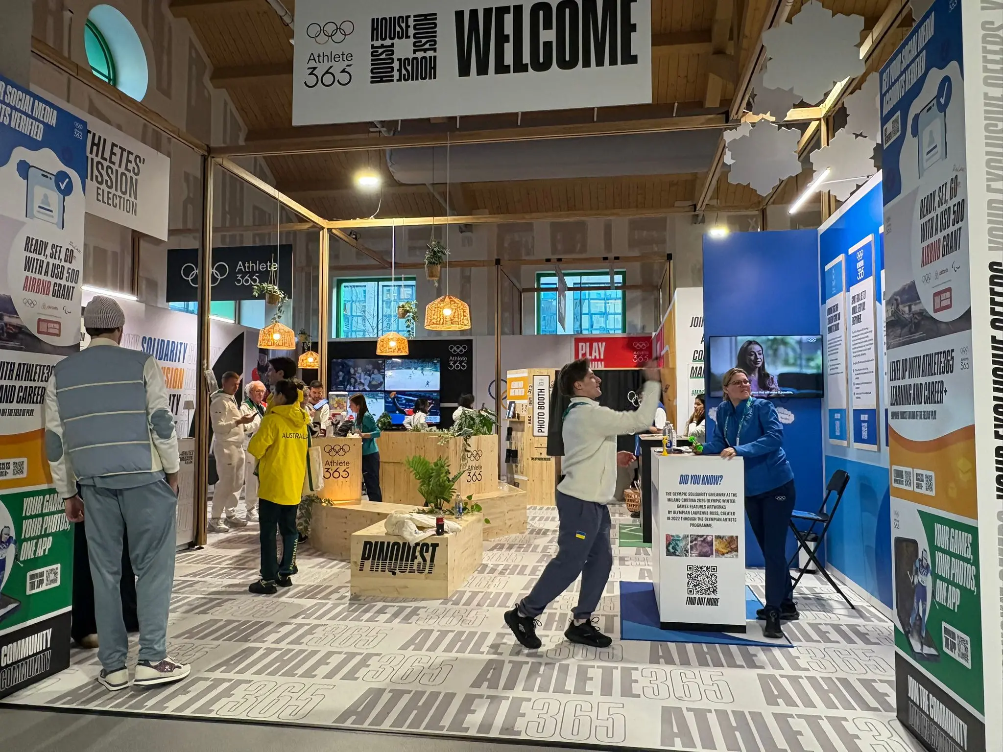 Siamo entrati nel Villaggio olimpico di Milano alla scoperta degli ambienti comuni a disposizione degli atleti che gareggeranno ai Giochi di Milano Cortina 2026.