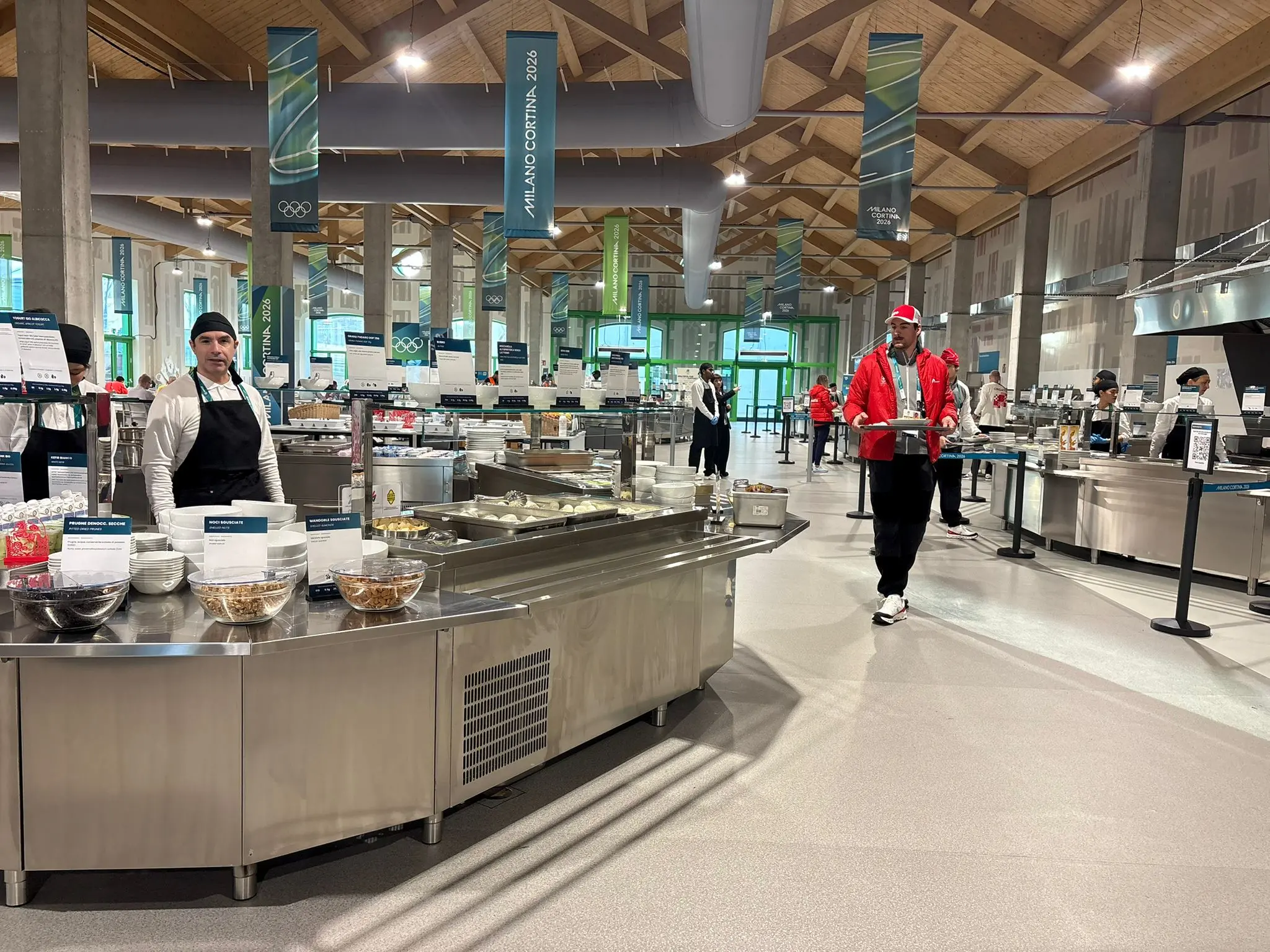 Siamo entrati nel Villaggio olimpico di Milano alla scoperta degli ambienti comuni a disposizione degli atleti che gareggeranno ai Giochi di Milano Cortina 2026.