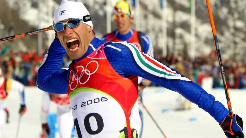 Giorgio Di Centa in trionfo all’arrivo della 50 km delle Olimpiadi invernali di Torino 2006