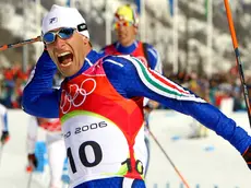 Giorgio Di Centa in trionfo all’arrivo della 50 km delle Olimpiadi invernali di Torino 2006