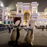 Tina e Milo, mascotte delle Olimpiadi invernali 2026, in piazza Duomo a Milano