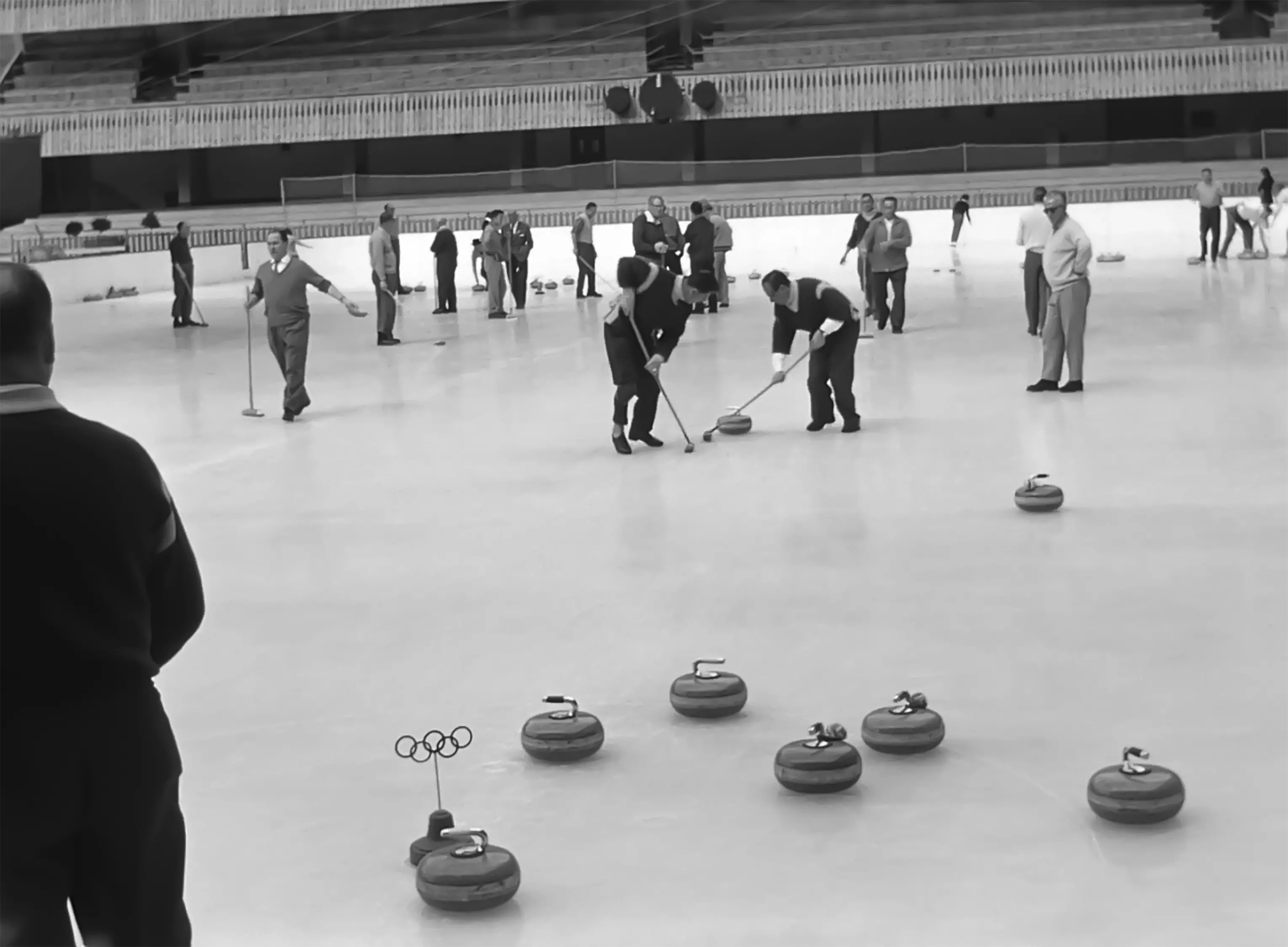 Il curling nel 1956 (foto credit Manaz Productions)