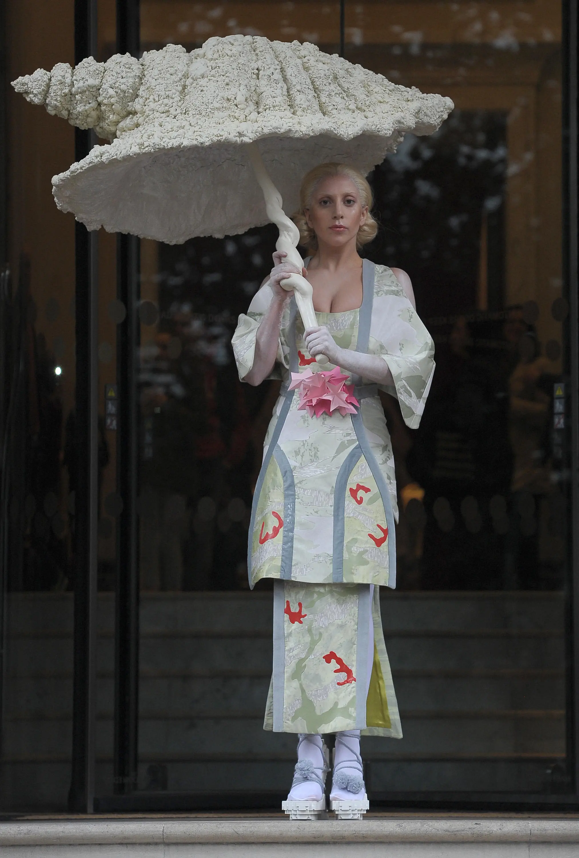 L'outfit ispirato al Giappone sfoggiato da Lady Gaga a Londra in occasione di Halloween nell'ottobre del 2013 (Alamy Stock Photo)