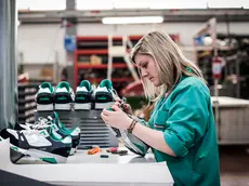 Lavoro manuale su una calzatura in Diadora a Caerano