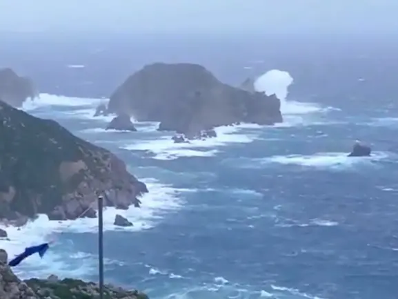 Le onde che si sono abbattute su Pelagosa