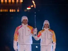 Alberto Tomba e Deborah Compagnoni subito prima di accendere il braciere a Milano