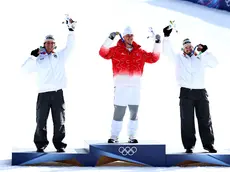 Il podio della discesa libera: Giovanni Franzoni, secondo, il vincitore Franjo von Allmen e terzo Dominik Paris