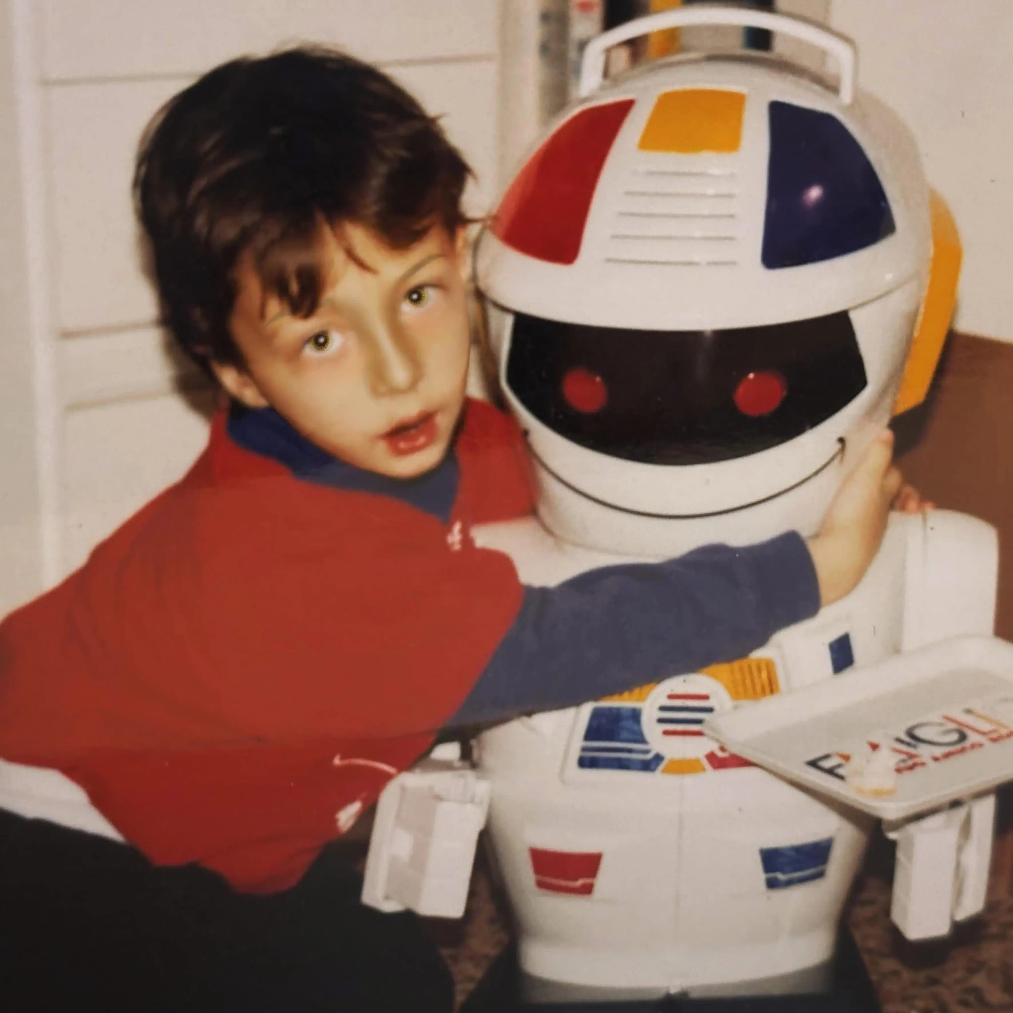 Stefani abbracciato al robot portato da santa Lucia