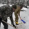 Alcuni alpini al lavoro a Cortina