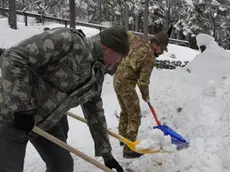 Alcuni alpini al lavoro a Cortina