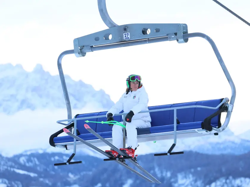 Sofia Goggia sulla seggiovia verso la partenza della pista Olympia delle Tofane