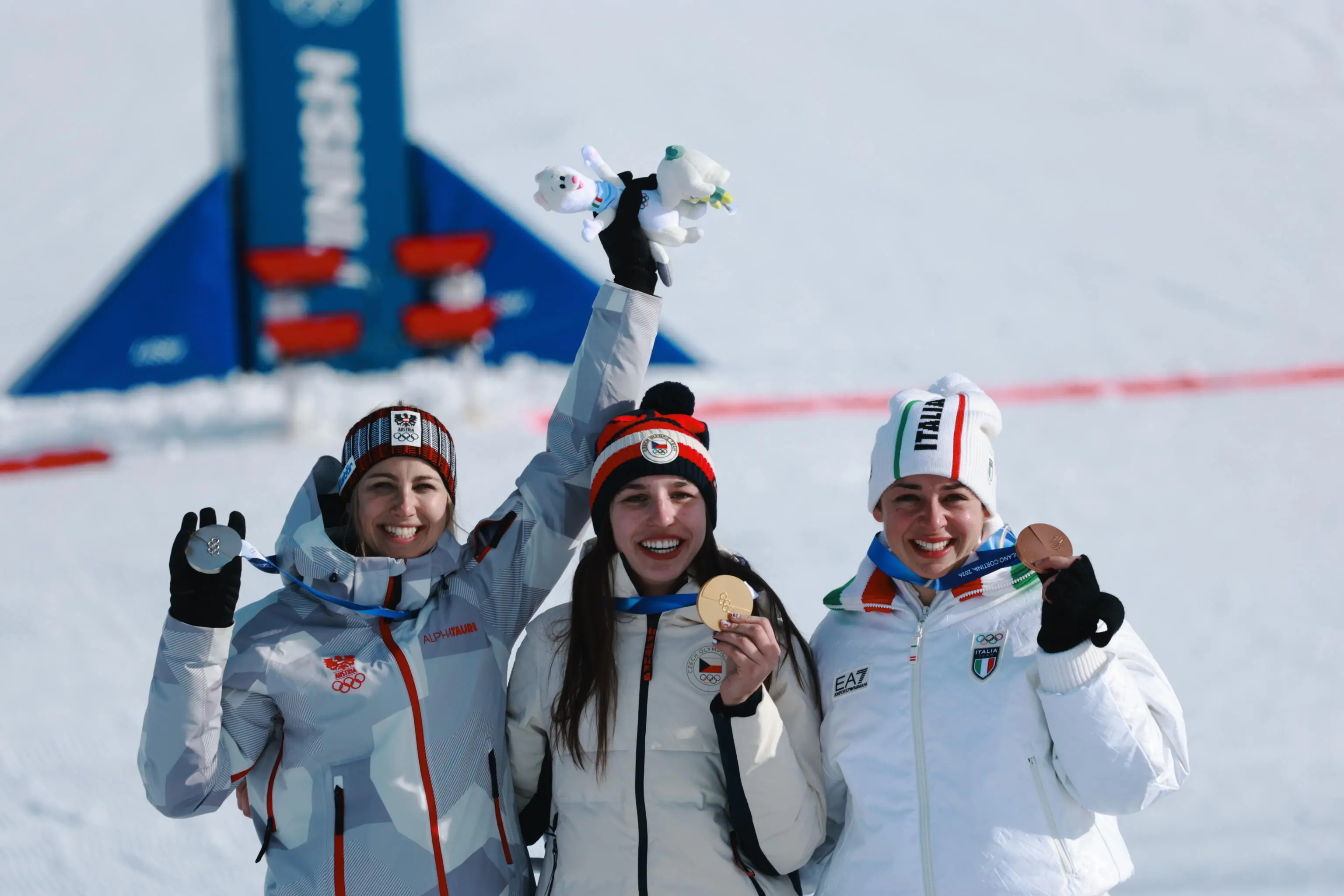 Sul terzo gradino del podio, Lucia Dalmasso festeggia il piazzamento nello Slalom Gigante di Snowboard con la medaglia di bronzo: con lei l'argento Sabine Payer (Austria) e l'oro Zuzana Maderova (Repubblica Ceca)
