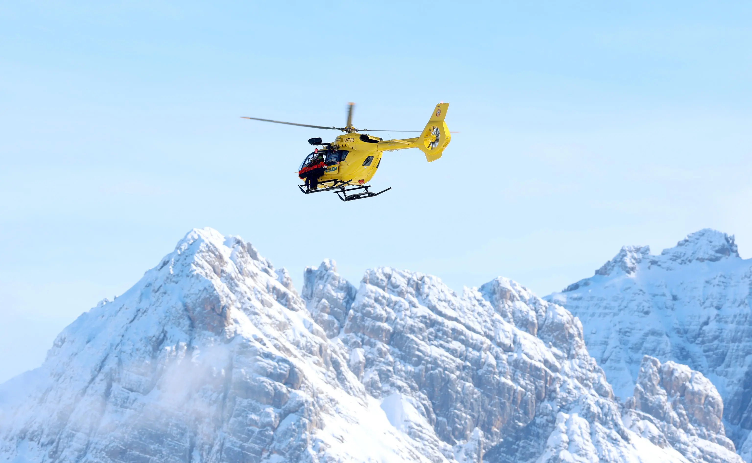 L'elicottero del Suem 118 trasporta all'ospedale Codivilla di Cortina D'Ampezzo la sciatrice americana Lindsey Vonn, dopo la caduta nella competizione di discesa libera all'impianto di Tofane