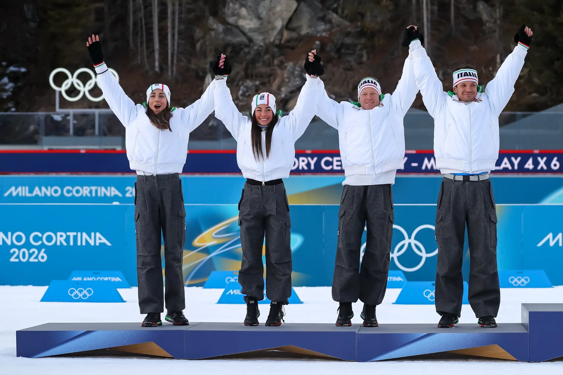 Nella cornice di un'Anterselva stracolma, il quartetto azzurro composto da Giacomel, Hofer, Wierer e Vittozzi conquista una medaglia pesantissima nella staffetta mista. Dopo una gara vissuta sul filo dei secondi, Lisa Vittozzi sfodera una frazione finale perfetta al poligono, piegando la resistenza di Germania e Norvegia e cedendo solo a una Francia stratosferica. Per Dorothea Wierer è un record storico: quarta edizione consecutiva a medaglia. Foto Solero