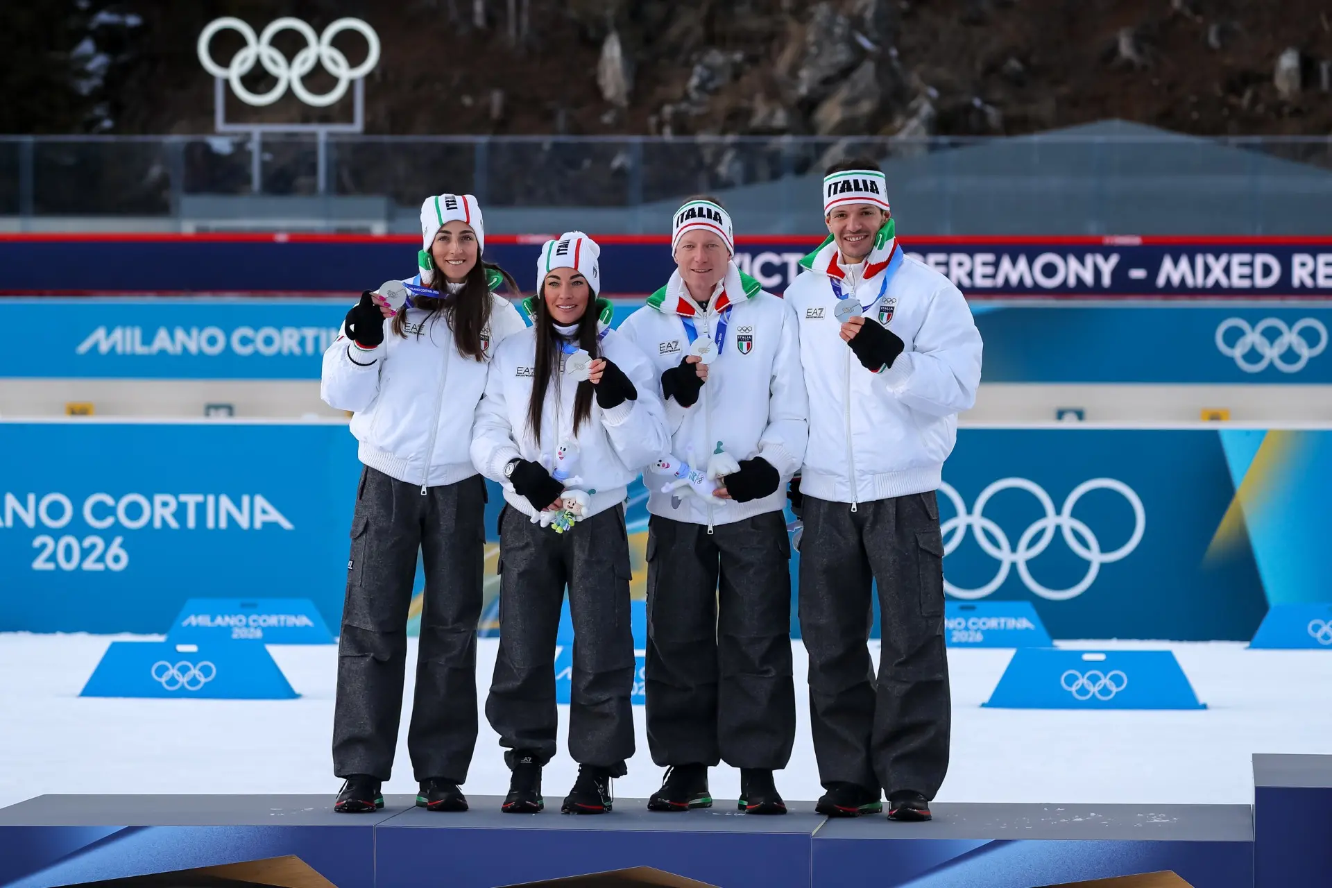 Nella cornice di un'Anterselva stracolma, il quartetto azzurro composto da Giacomel, Hofer, Wierer e Vittozzi conquista una medaglia pesantissima nella staffetta mista. Dopo una gara vissuta sul filo dei secondi, Lisa Vittozzi sfodera una frazione finale perfetta al poligono, piegando la resistenza di Germania e Norvegia e cedendo solo a una Francia stratosferica. Per Dorothea Wierer è un record storico: quarta edizione consecutiva a medaglia. Foto Solero