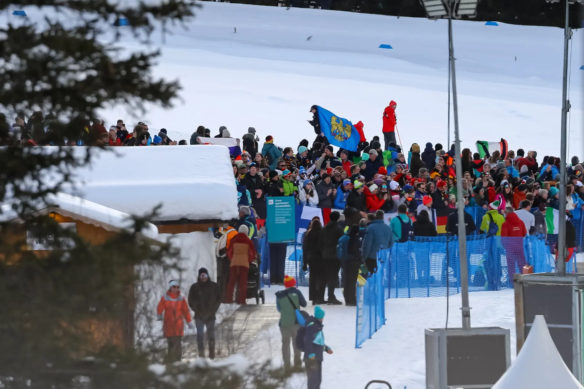 Nella cornice di un'Anterselva stracolma, il quartetto azzurro composto da Giacomel, Hofer, Wierer e Vittozzi conquista una medaglia pesantissima nella staffetta mista. Dopo una gara vissuta sul filo dei secondi, Lisa Vittozzi sfodera una frazione finale perfetta al poligono, piegando la resistenza di Germania e Norvegia e cedendo solo a una Francia stratosferica. Per Dorothea Wierer è un record storico: quarta edizione consecutiva a medaglia. Foto Solero