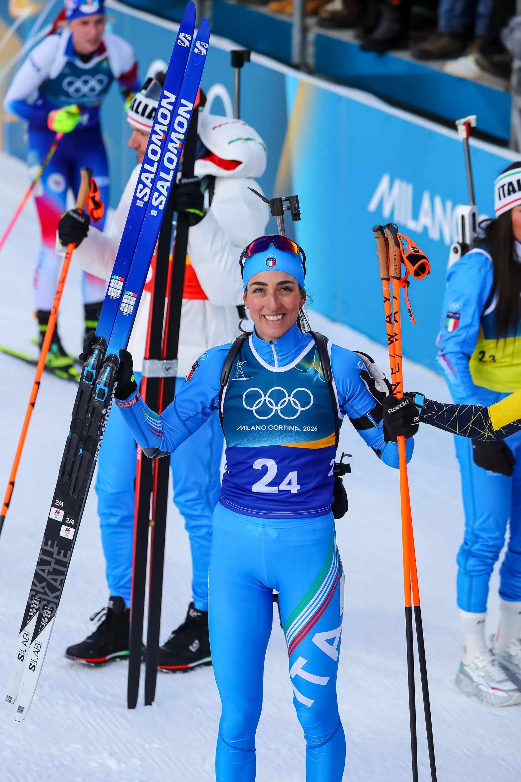 Nella cornice di un'Anterselva stracolma, il quartetto azzurro composto da Giacomel, Hofer, Wierer e Vittozzi conquista una medaglia pesantissima nella staffetta mista. Dopo una gara vissuta sul filo dei secondi, Lisa Vittozzi sfodera una frazione finale perfetta al poligono, piegando la resistenza di Germania e Norvegia e cedendo solo a una Francia stratosferica. Per Dorothea Wierer è un record storico: quarta edizione consecutiva a medaglia. Foto Solero