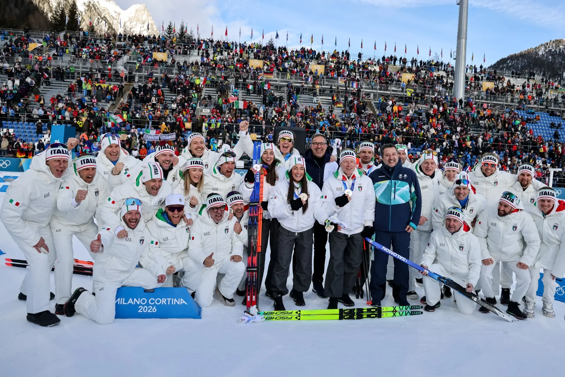 Nella cornice di un'Anterselva stracolma, il quartetto azzurro composto da Giacomel, Hofer, Wierer e Vittozzi conquista una medaglia pesantissima nella staffetta mista. Dopo una gara vissuta sul filo dei secondi, Lisa Vittozzi sfodera una frazione finale perfetta al poligono, piegando la resistenza di Germania e Norvegia e cedendo solo a una Francia stratosferica. Per Dorothea Wierer è un record storico: quarta edizione consecutiva a medaglia. Foto Solero