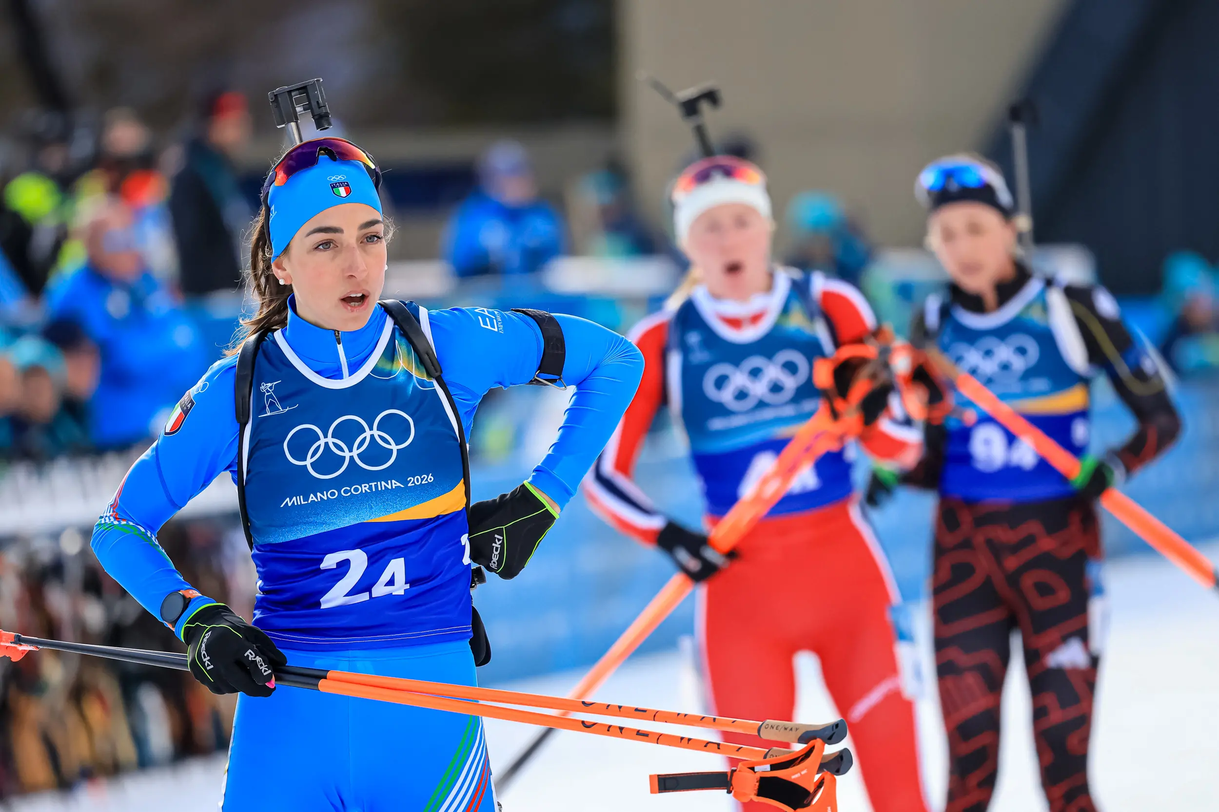 Nella cornice di un'Anterselva stracolma, il quartetto azzurro composto da Giacomel, Hofer, Wierer e Vittozzi conquista una medaglia pesantissima nella staffetta mista. Dopo una gara vissuta sul filo dei secondi, Lisa Vittozzi sfodera una frazione finale perfetta al poligono, piegando la resistenza di Germania e Norvegia e cedendo solo a una Francia stratosferica. Per Dorothea Wierer è un record storico: quarta edizione consecutiva a medaglia. Foto Solero