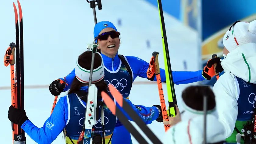 Dorotea Wierer abbraccia Lisa Vittozzi subito dopo il traguardo