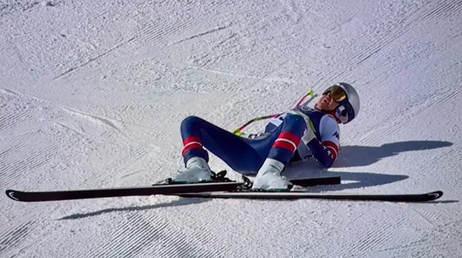 Lindsey Vonn subito dopo la caduta durante la discesa libera sulla pista delle Tofane