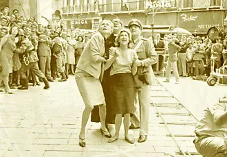 LA SCENA DEL FILM "SIGNORE E SIGNORI" DOVE MOSCHIN SI VUOLE BUTTARE IN PIAZZA DEI SIGNORI.